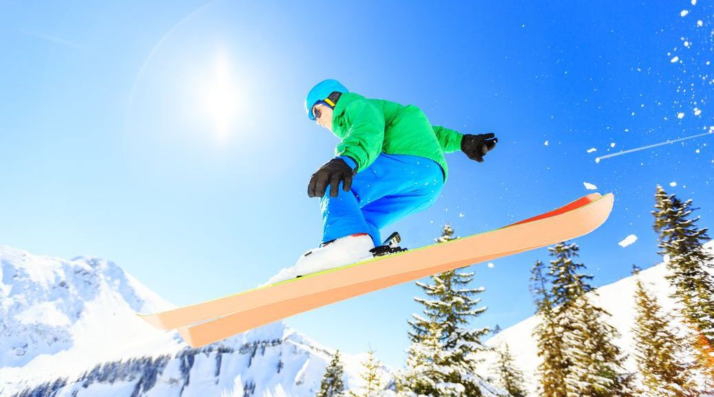 skieur dans les montagnes