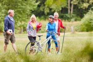 groupe de retraités en randonnée