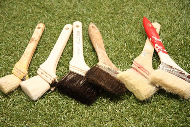 pinceaux pour peinture alignés dans l'herbe