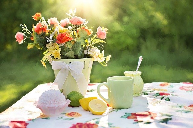 fleurs et tasse de thé sur table de jardin