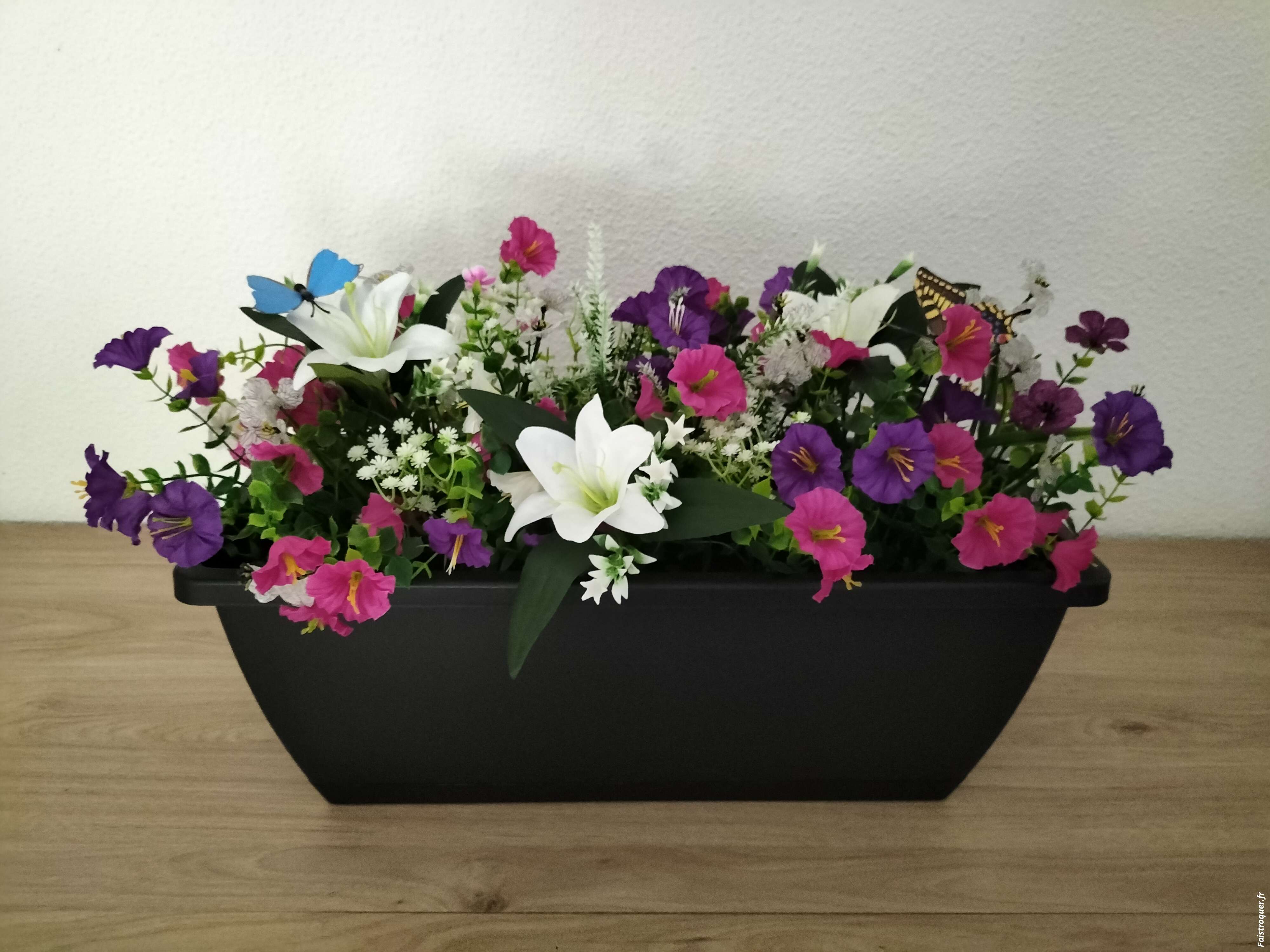 balconnières  avec fleurs artificielles bien garni