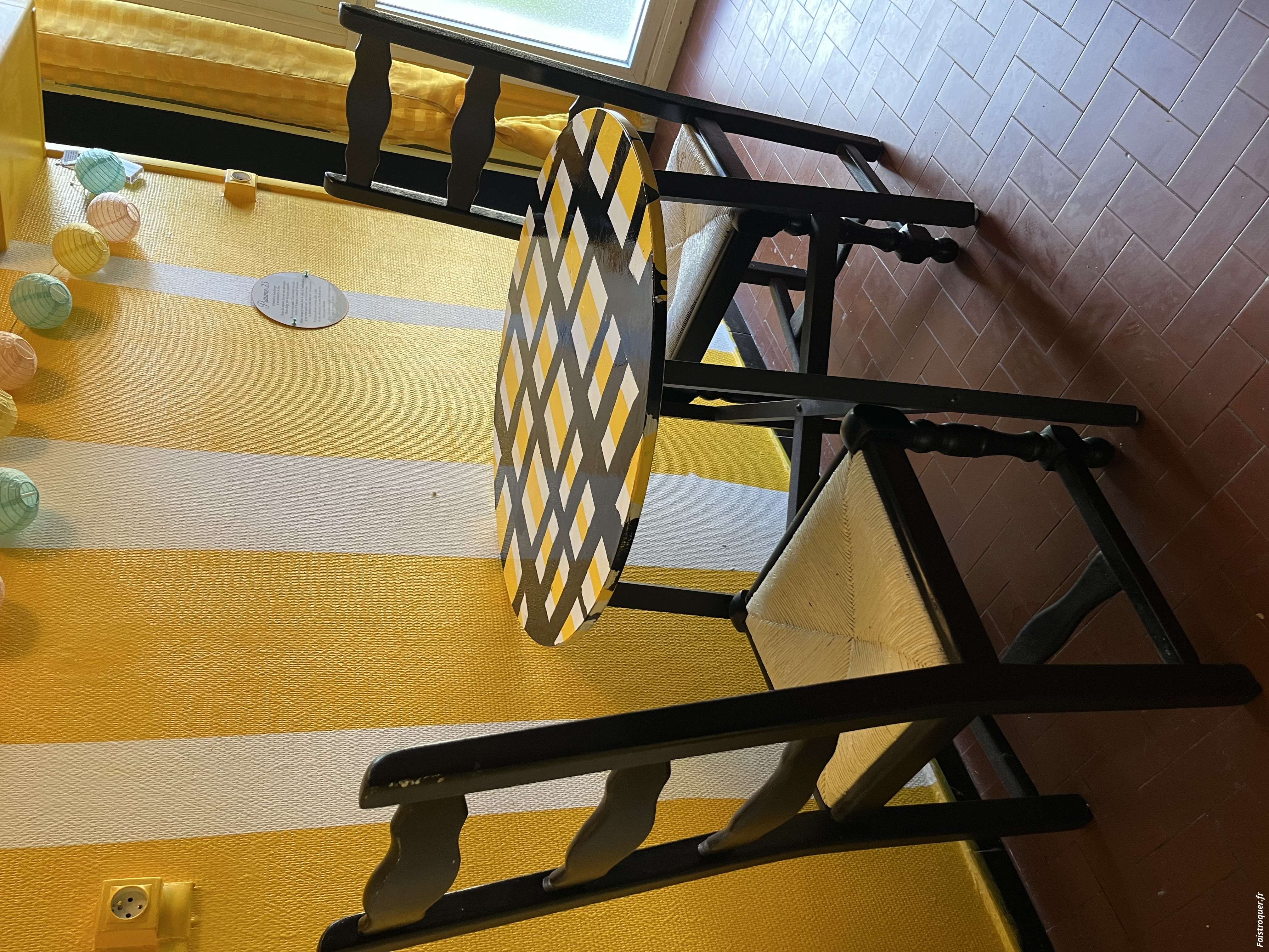 Table ronde et chaises en rotin 