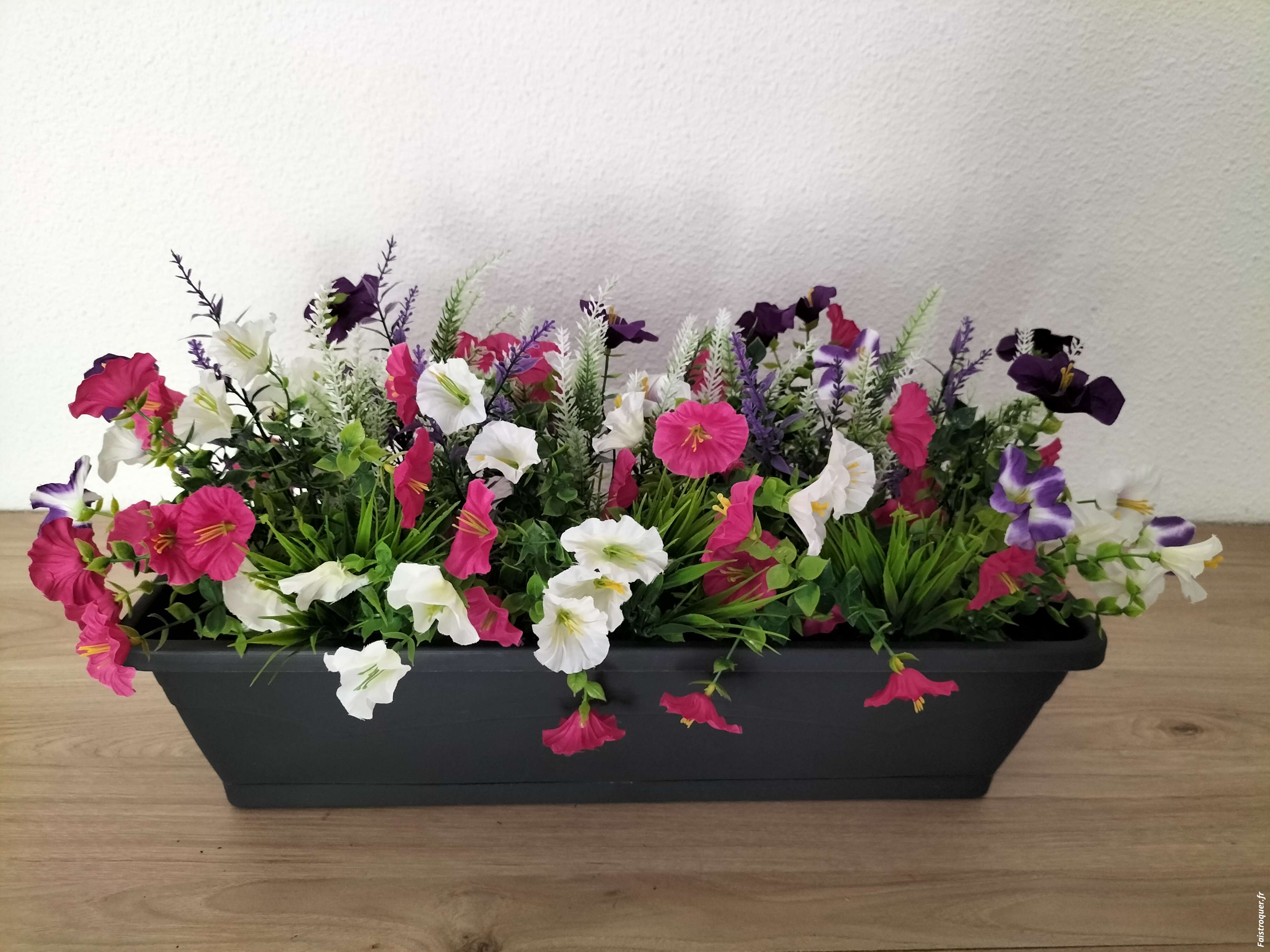 balconnières avec fleurs artificielle bien garnie