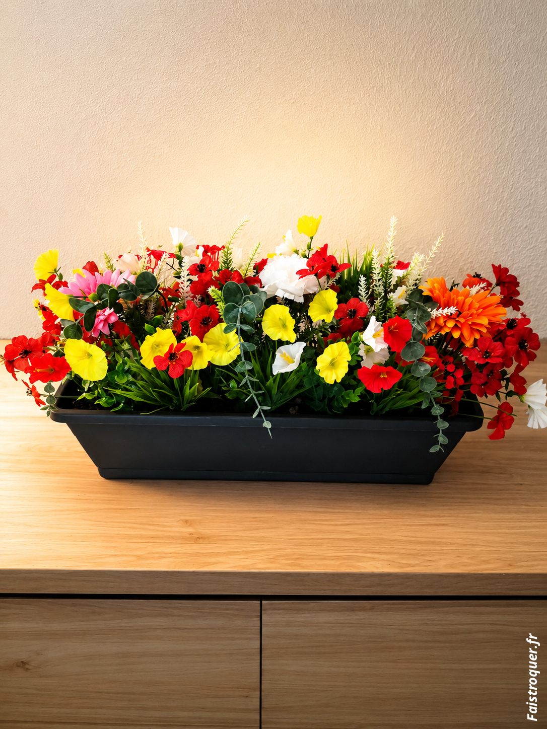 balconnières avec fleurs artificielle bien garnie