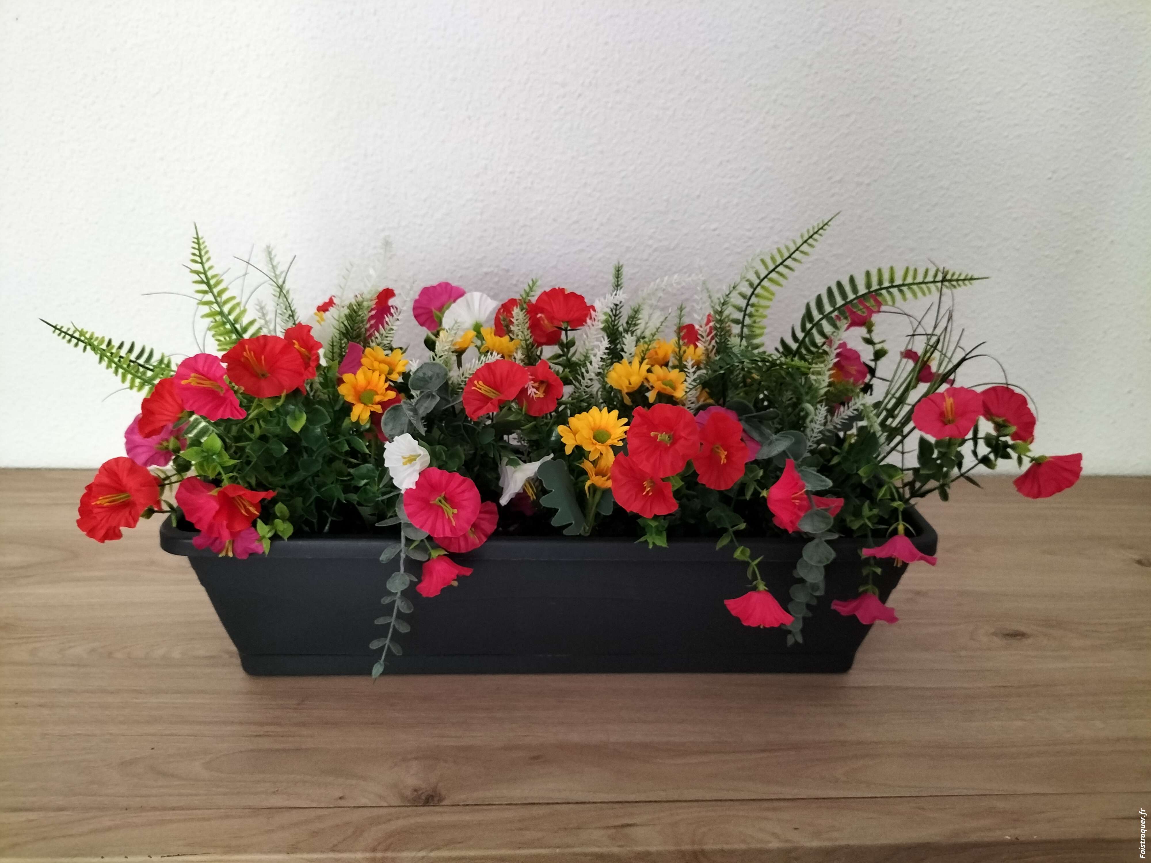 balconnières avec fleurs artificielle bien garnie