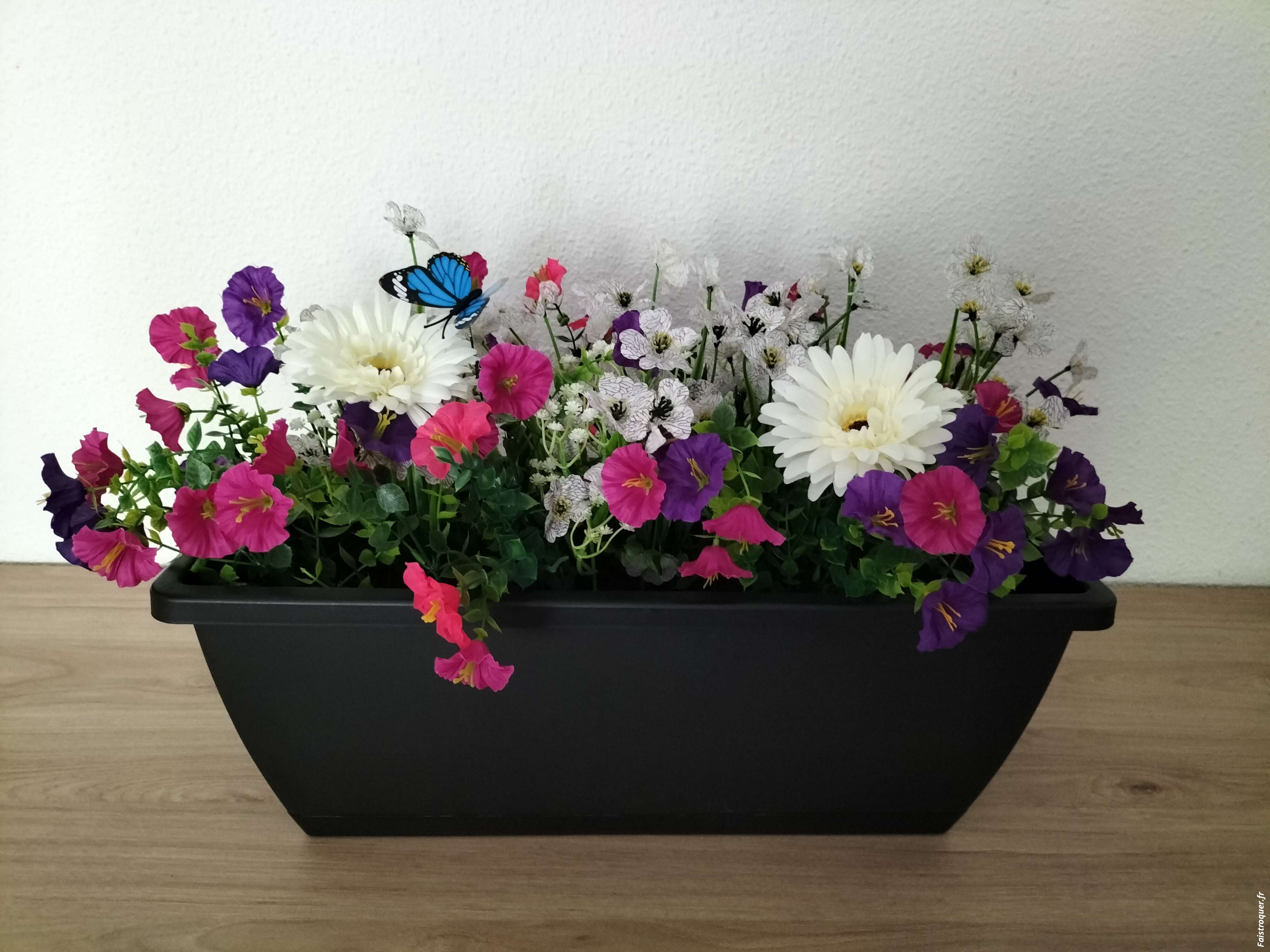 balconnières avec fleurs artificielle bien garnie