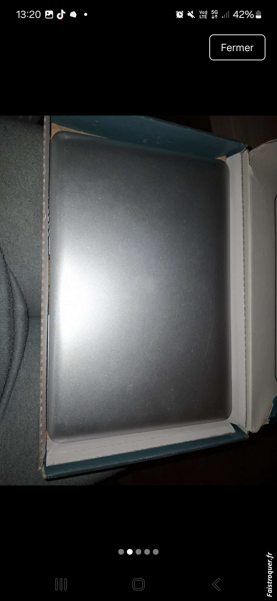 Tablette notebook contre un sac de nourriture 